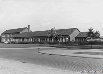 <p>Voorzijde van de Prof. Kohnstammschool, kort na gereedkomen van de uitbreiding in 1954 (Oud Apeldoorn).</p>
